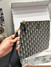 30 Montaigne Dea Pouch