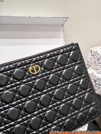 30 Montaigne Dea Pouch