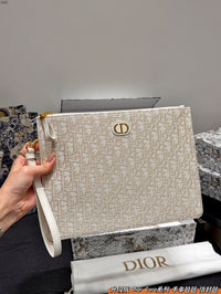 30 Montaigne Dea Pouch