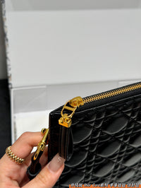 30 Montaigne Dea Pouch
