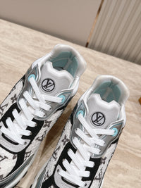 Run 55 Sneakers