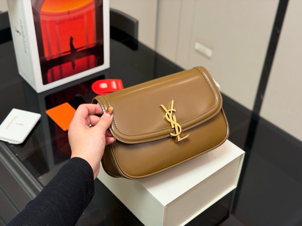 Le 5 à 7 Supple Small Shoulder Bag
