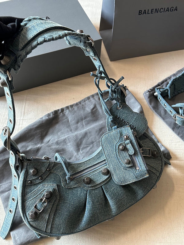 Le Cagole Small Shoulder Bag in Blue Washed Denim