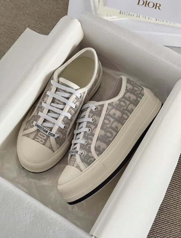 B23 Low-Top Sneaker