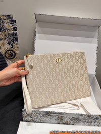 30 Montaigne Dea Pouch