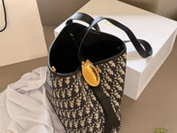 Médaillon Bucket Bag