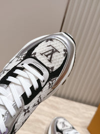 Run 55 Sneakers