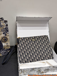 30 Montaigne Dea Pouch