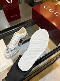 Stretch Low Top Trainers
