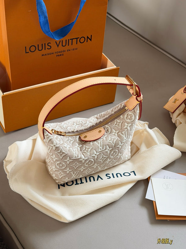Hills Pochette Bag