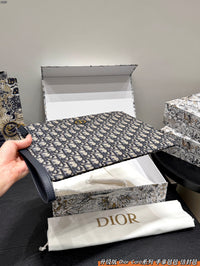 30 Montaigne Dea Pouch