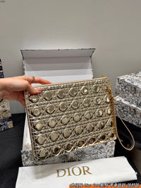30 Montaigne Dea Pouch