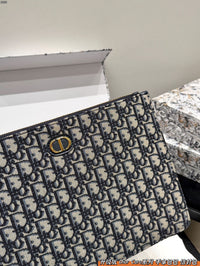 30 Montaigne Dea Pouch