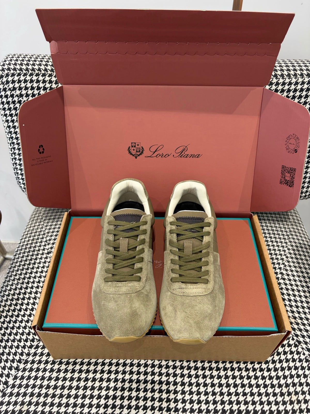 Fast Walk Sneakers