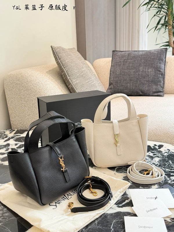 Le 5 à 7 Small Bucket Bag in Grained Leather