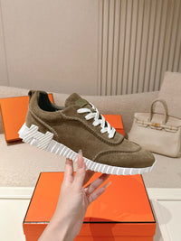 26S Bouncing Sneakers