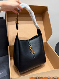 Le 5 à 7 Supple Hobo Bag