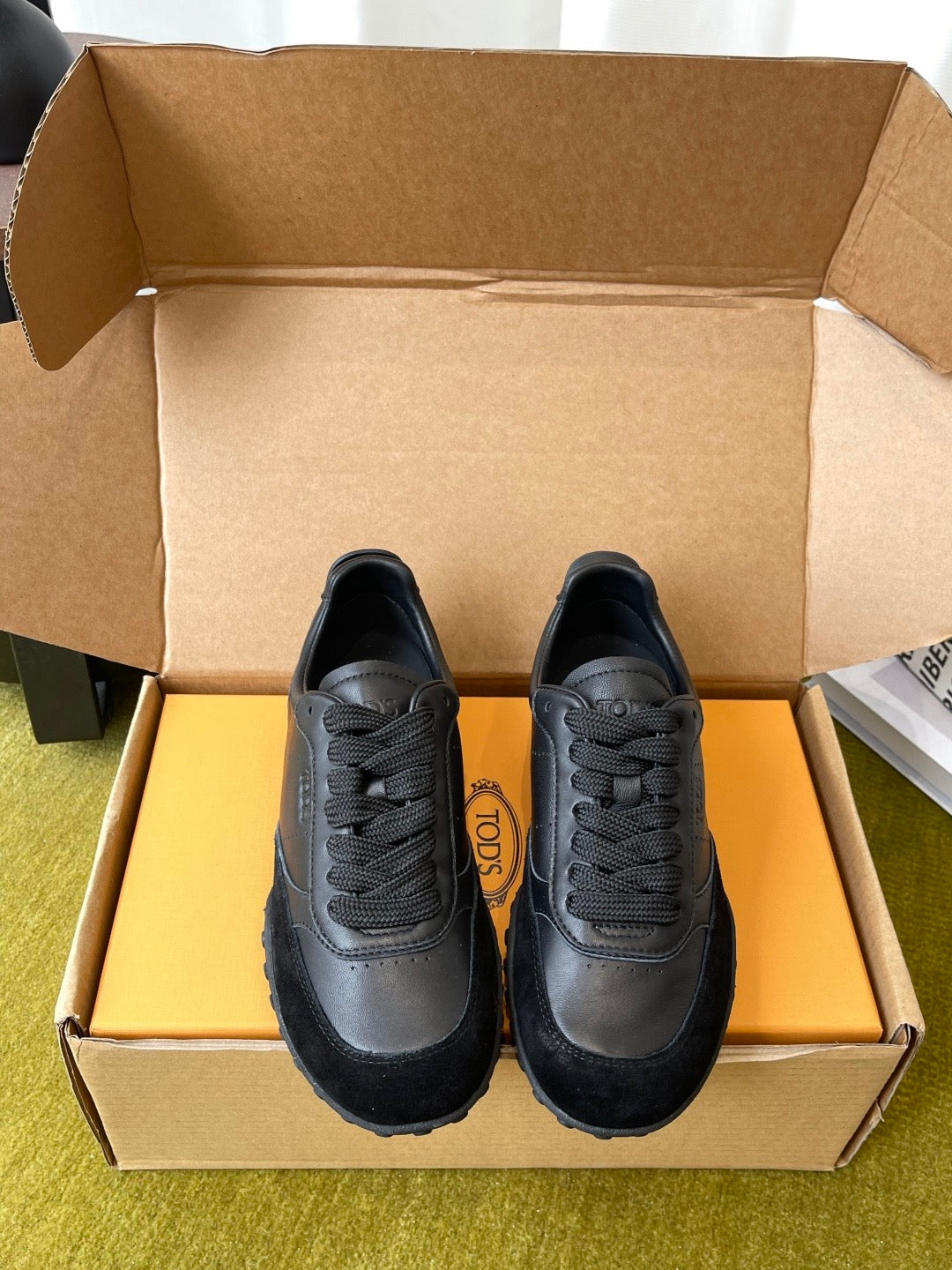 T Sneakers