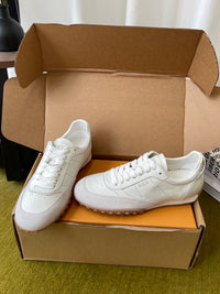 T Sneakers
