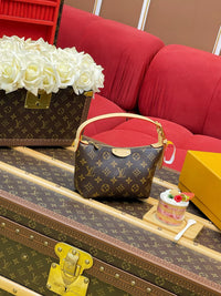 Hills Pochette Bag