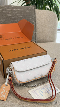 Ivy Wallet On Chain Monogram Pearly