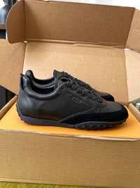 T Sneakers