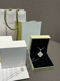 Magic Alhambra Pendant Necklace