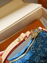 Valley Pochette Bag