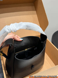 Le 5 à 7 Supple Hobo Bag