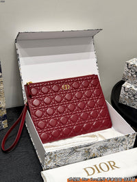 30 Montaigne Dea Pouch