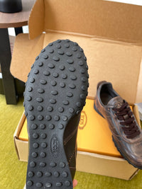T Sneakers
