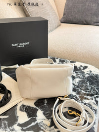 Le 5 à 7 Small Bucket Bag in Grained Leather