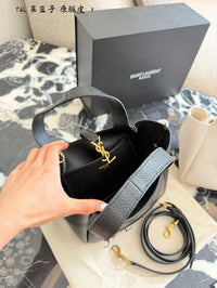 Le 5 à 7 Small Bucket Bag in Grained Leather