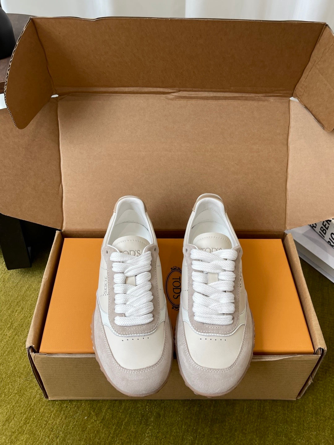 T Sneakers
