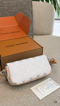 Ivy Wallet On Chain Monogram Pearly