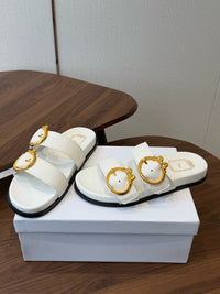 26S Médaillon Buckle Slides