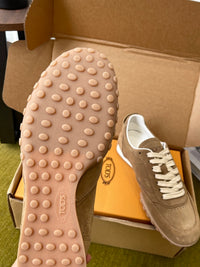 T Sneakers