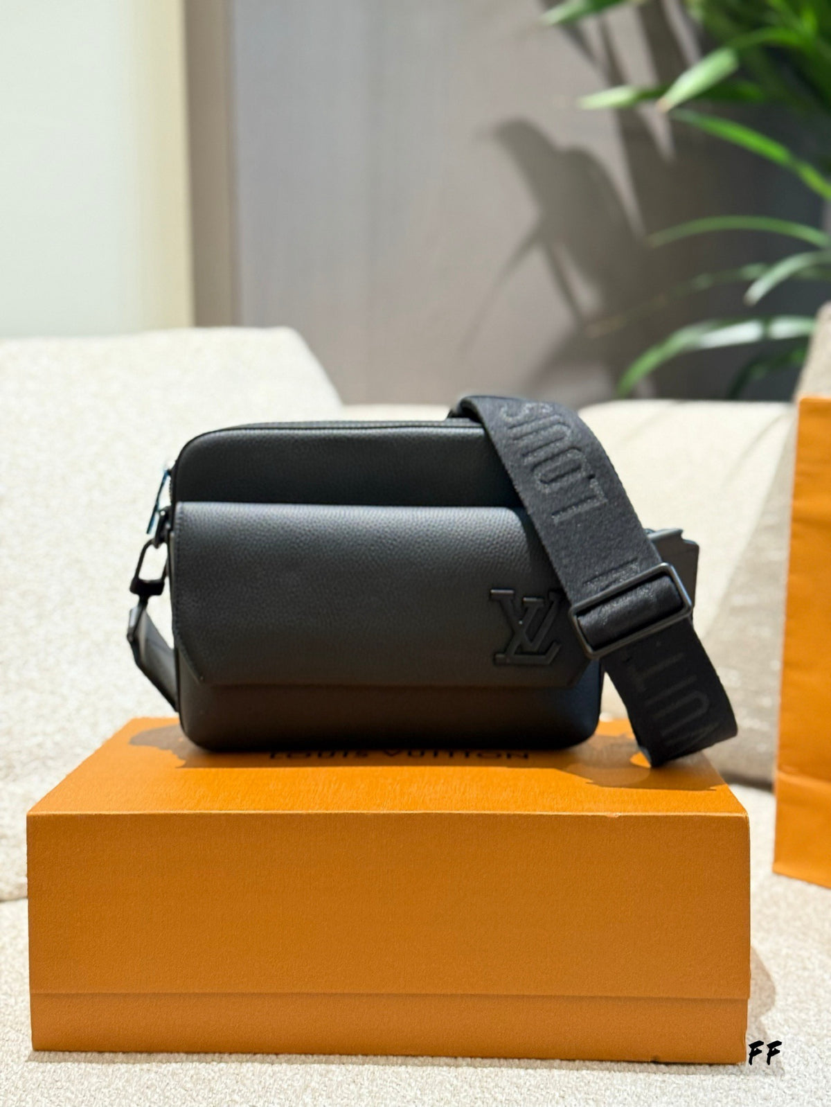 S Lock Messenger Black Leather