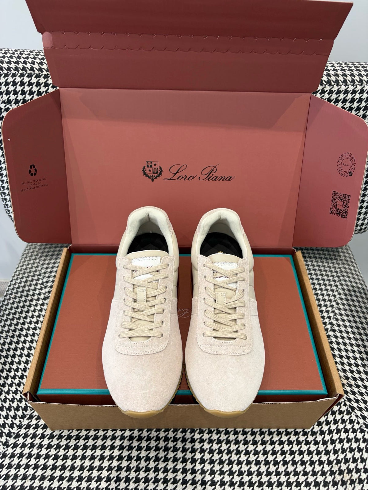 Fast Walk Sneakers