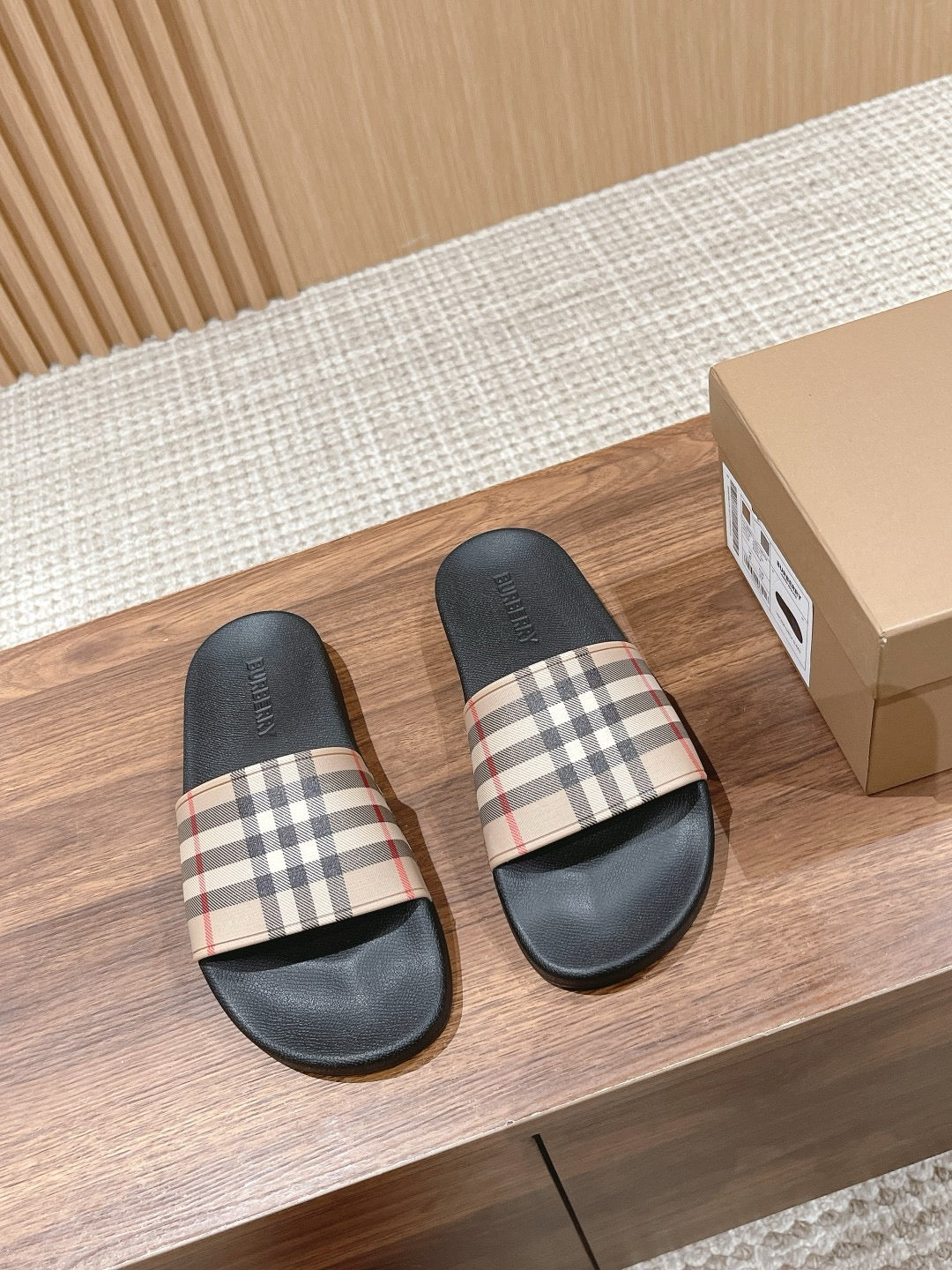 Check Slides Beige Black
