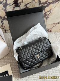 25 Caviar Leather Flap Bag