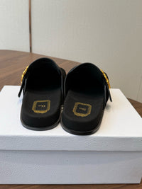 26S Médaillon Buckle Mules