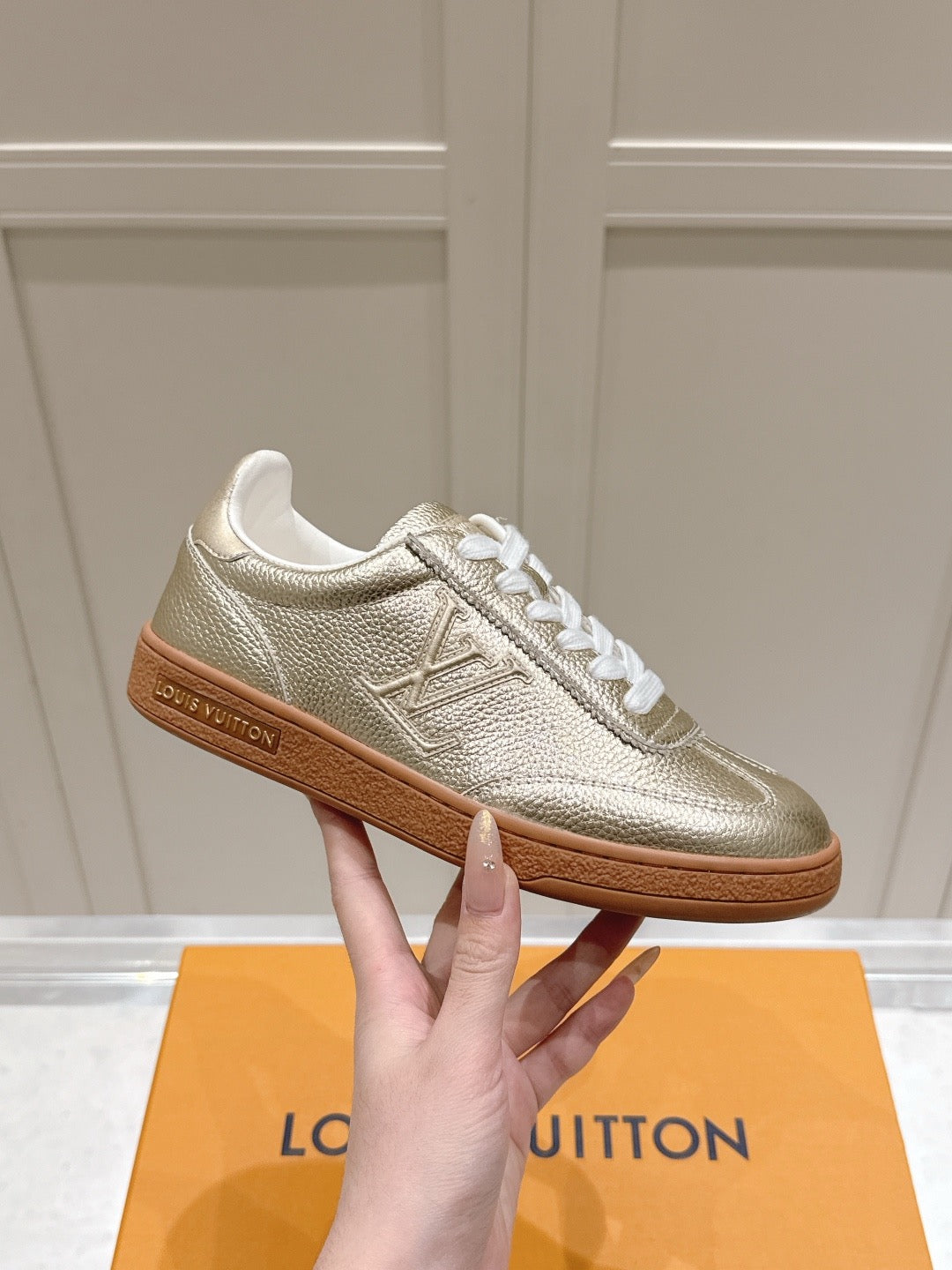 Frontrow Sneakers