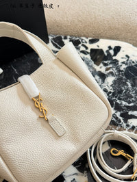 Le 5 à 7 Small Bucket Bag in Grained Leather