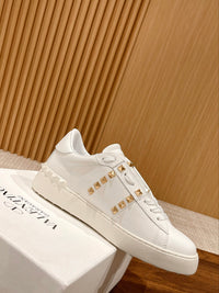 Garavani Rockstud Heart Leather Sneakers