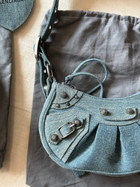 Le Cagole Small Shoulder Bag in Blue Washed Denim