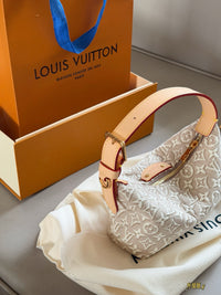 Hills Pochette Bag