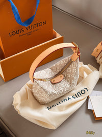 Hills Pochette Bag