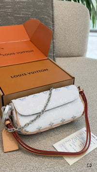 Ivy Wallet On Chain Monogram Pearly
