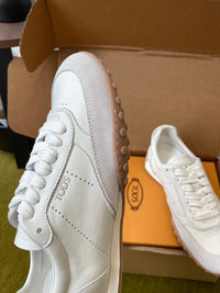 T Sneakers